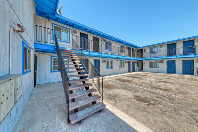 Building Photo - 2437 Clifford Ave