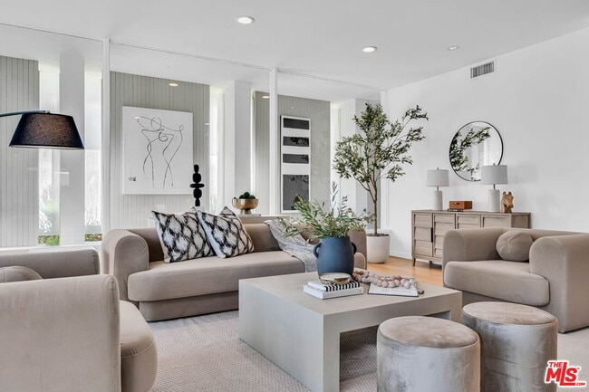 Building Photo - 802 N Crescent Dr