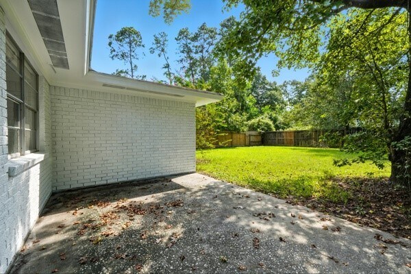 Building Photo - 10615 Twin Oak Dr