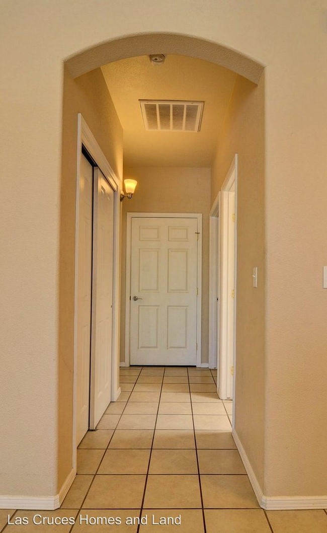 Building Photo - 2 br, 2 bath Apartment - 1825 Gladys Dr