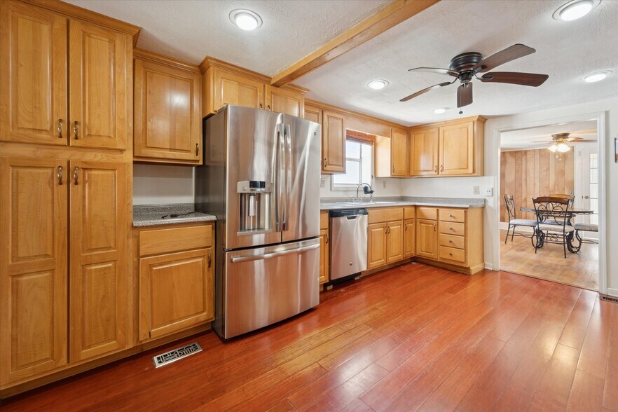 Building Photo - 742 E Park Ave