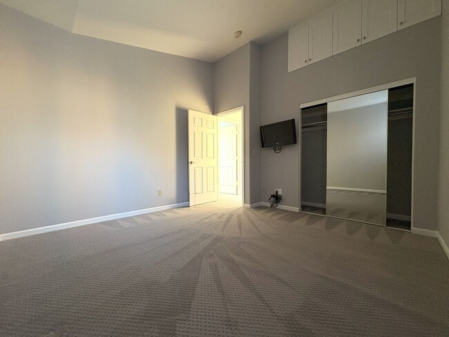 Building Photo - Charming Waterfront Single Family Home in Redwood Shores Available Now!