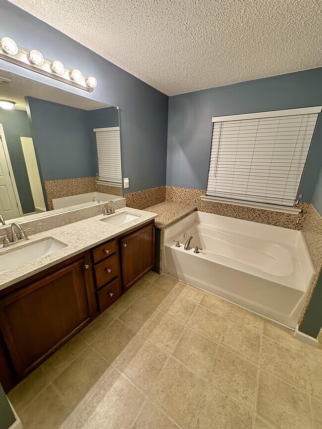 Building Photo - 322 Clover Brook Dr