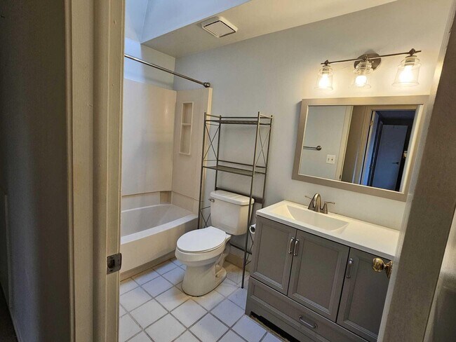 Building Photo - 2011 Vine Way Dr