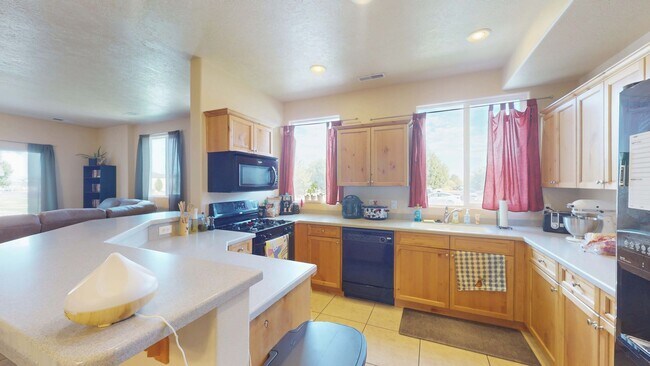 Building Photo - 3 Bedroom Cedar Crossing Townhome