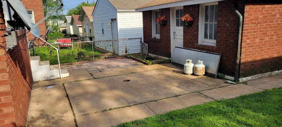 Primary Photo - 4988 Tholozan Ave
