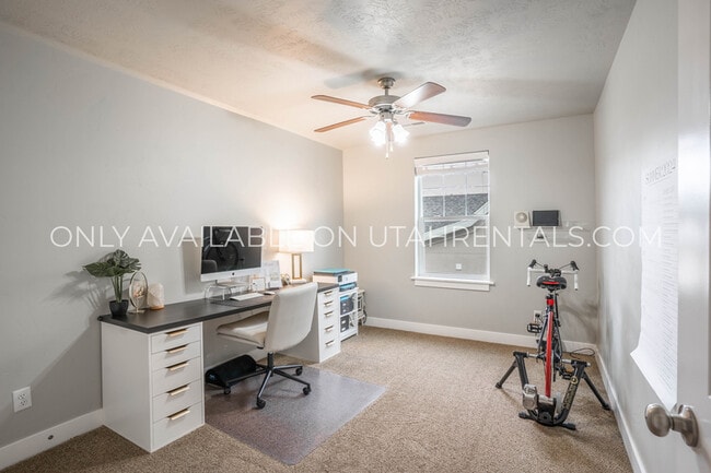 Building Photo - 1777 W Yarrow Dr