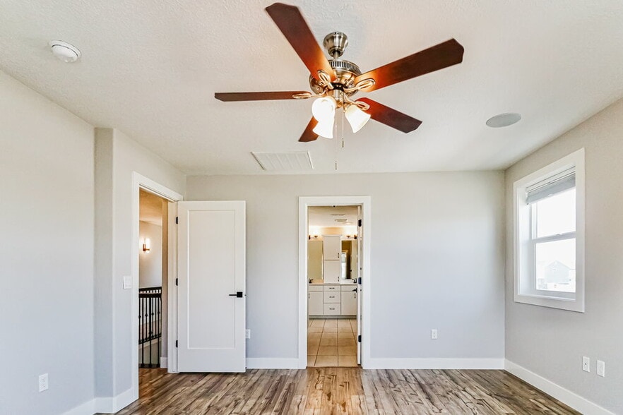 Building Photo - 1611 W Parkview Dr