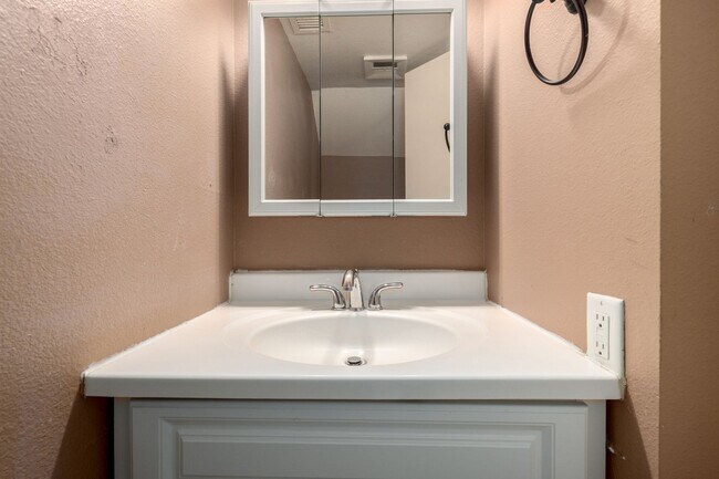 Building Photo - Charming 2-Bed Townhome with Community Poo...