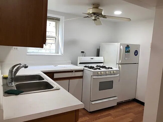 Building Photo - 1618 W Carmen Ave