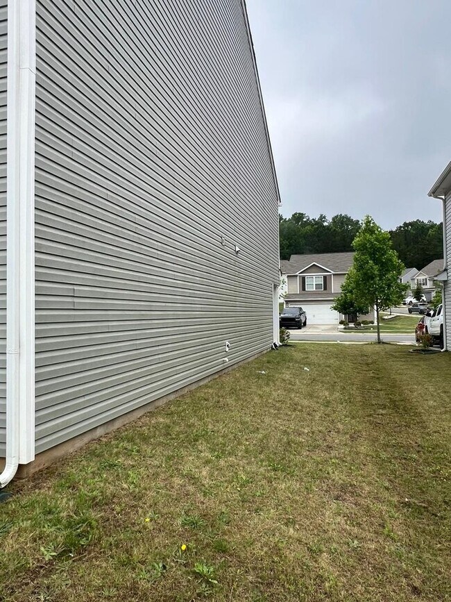 Building Photo - Spacious 4BR House in Charlotte