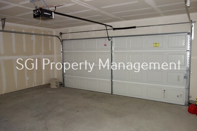 Building Photo - 824 Rivers Creek Ln