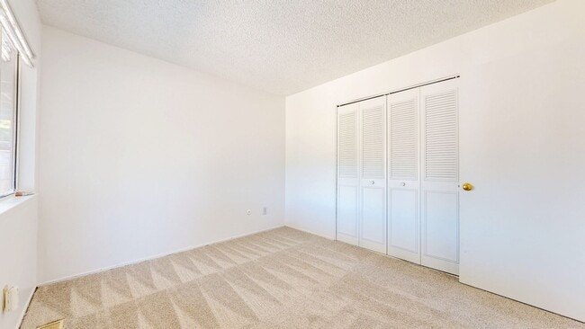 Building Photo - 4 Bedroom 2 Full Bathroom Single Family Ho...