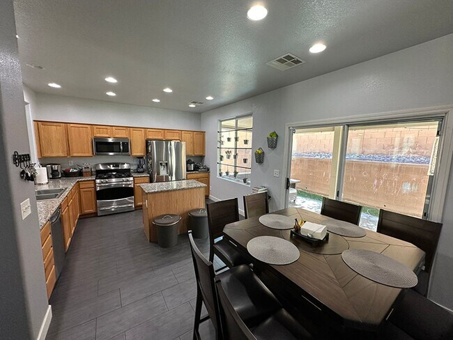 Building Photo - Gorgeous 3 bedroom Mountains Edge House