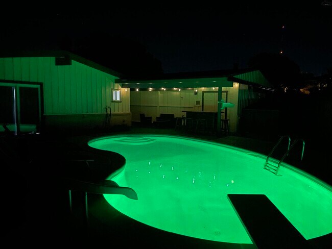 Building Photo - 4 Rockcliff Cir