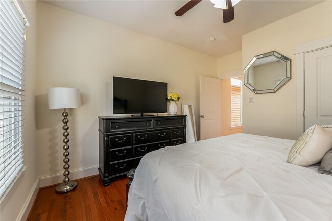 Building Photo - 1301 W 25th St