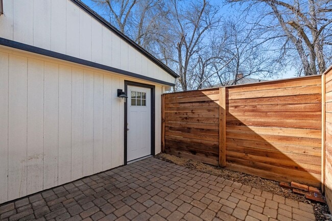 Building Photo - 903 W 7th St