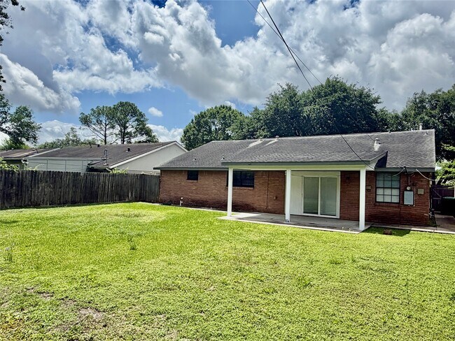 Building Photo - 5838 Ludington Dr