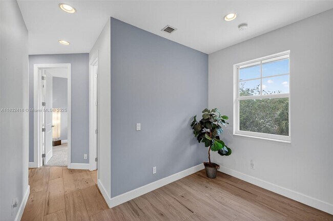 Building Photo - 608 SW 15th St