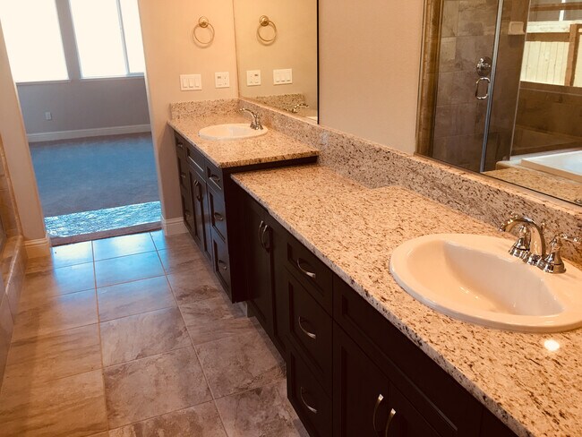 Building Photo - BEAUTIFUL ALMOST NEW HOME IN CLOVIS!