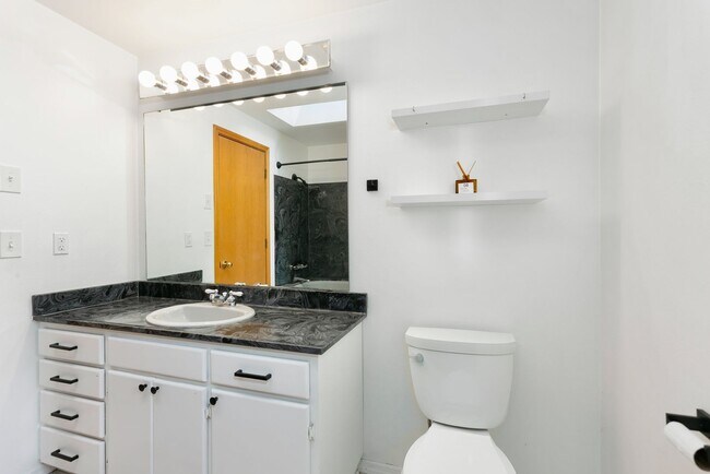 Building Photo - 2bd 2ba luxury duplex