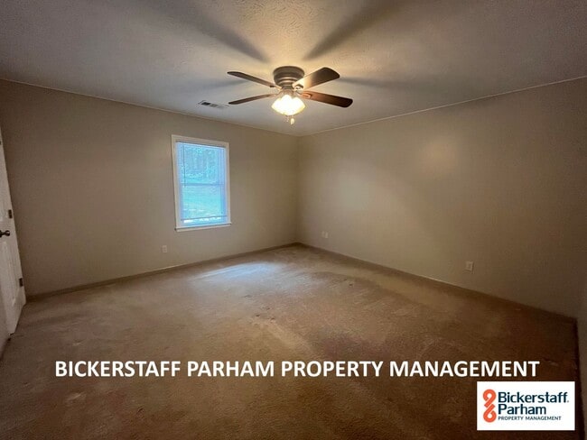 Building Photo - Welcome to this charming 3-bedroom, 2-bath...