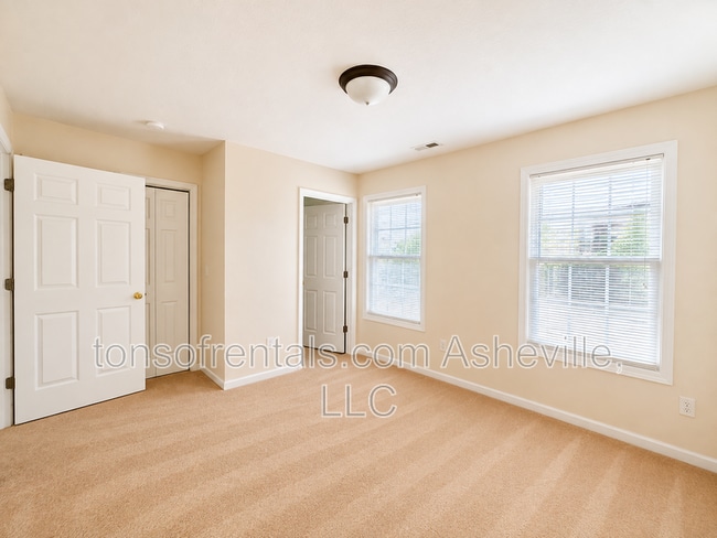 Building Photo - 28 Rotunda Cir