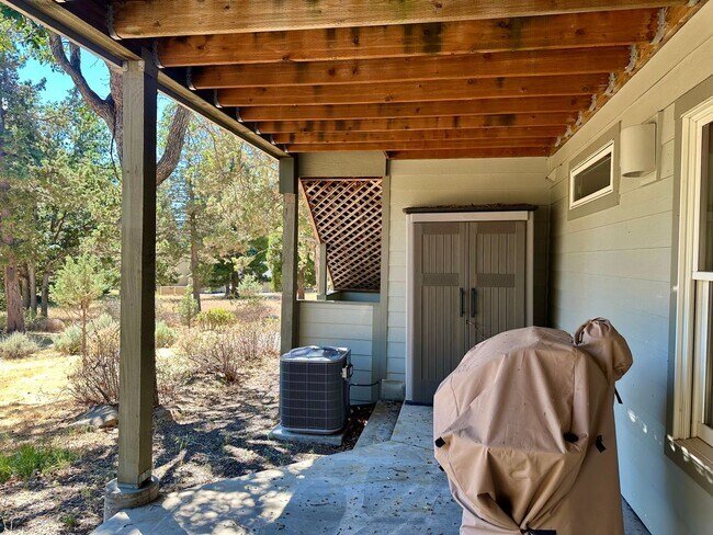 Building Photo - Stunning Running Y Ridge Home with Lake Views – Furnished or Unfurnished!