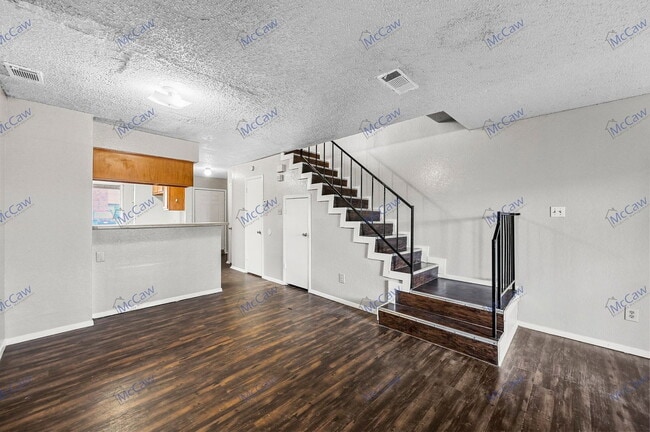 Building Photo - 2198 Aspen Dr