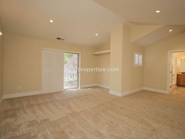Building Photo - Extraordinary 3 Bedroom, 3 bath Canyon Lakes Golf Course Home!