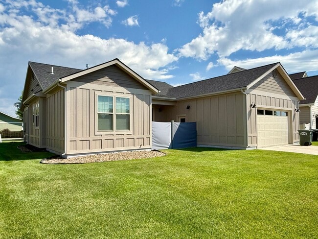 Building Photo - Beautifully Designed 3 Bed Home