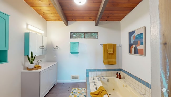 Building Photo - ***PENDING APPLICATION***Fantastic 3 Bedroom Home with Gorgeous Ocean View