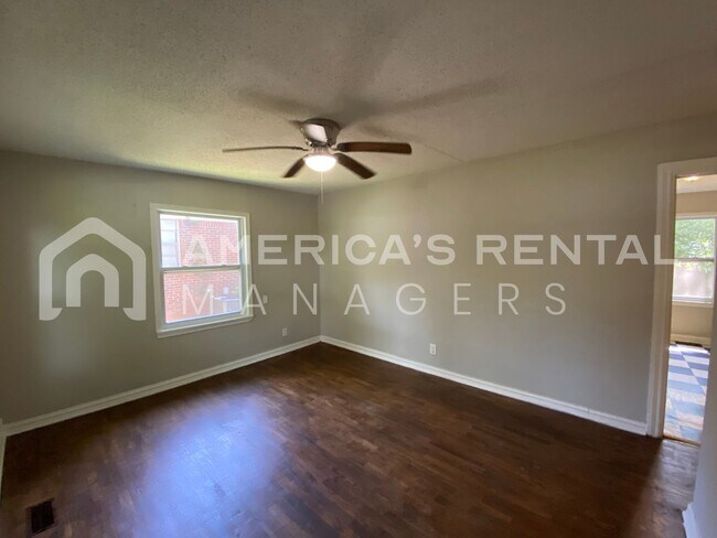 Building Photo - Home for rent in Midfield!