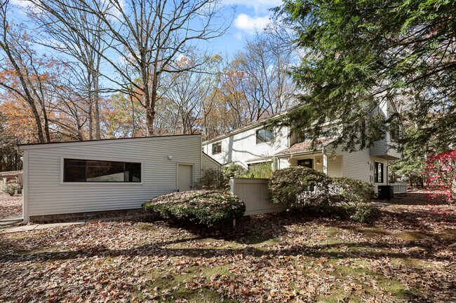 Building Photo - 27 Farmington Chase Crescent