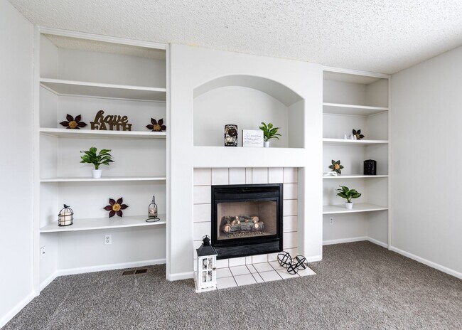 Building Photo - Newly Updated 4 Bed Home Centrally Located