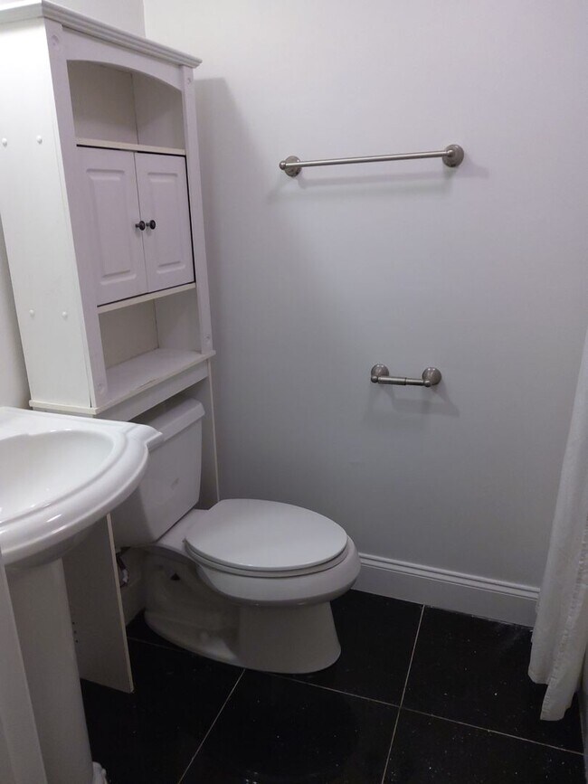 Building Photo - Ready to Move In 2 Bedroom near Ravens Stadium w/ Two Decks!