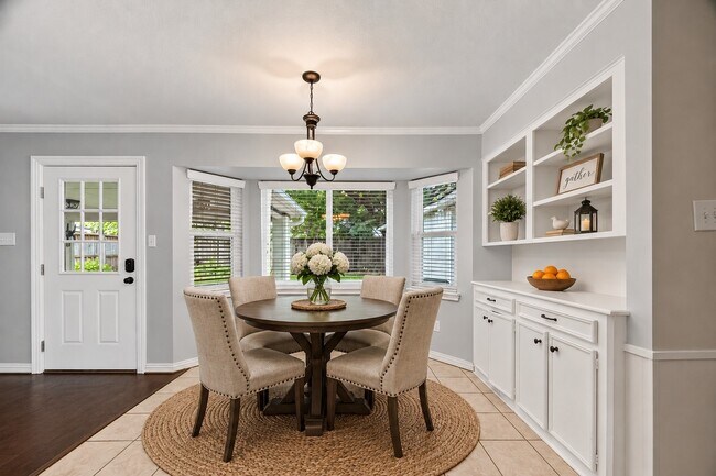 Building Photo - 811 Thicket Ln