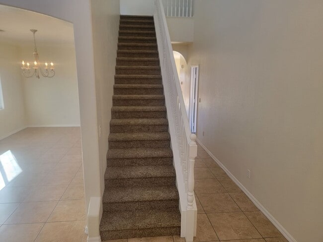 Building Photo - Spacious 5 bed 2.5 bath 2 story home with ...