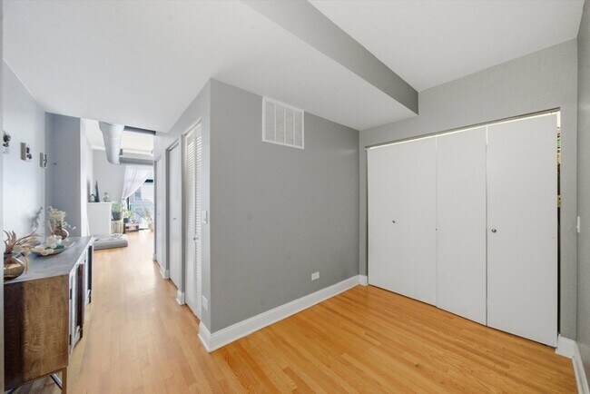 Building Photo - 910 W Madison St