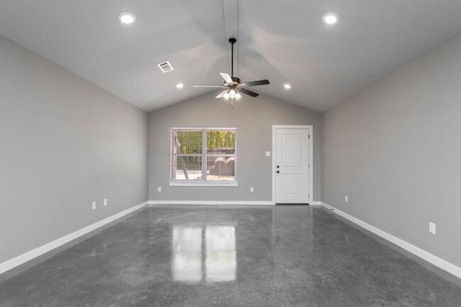 Building Photo - 106 Hemlock Ave