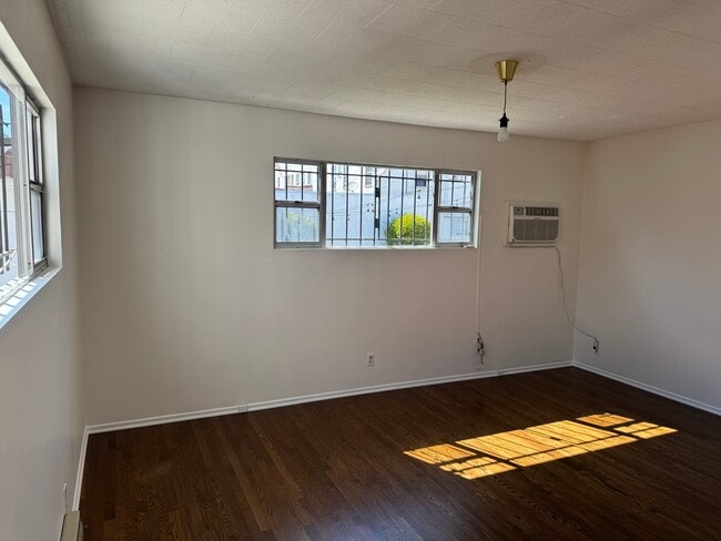 Building Photo - 2833 Somerset Dr