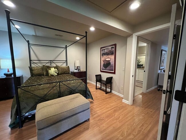 Building Photo - Carriage House