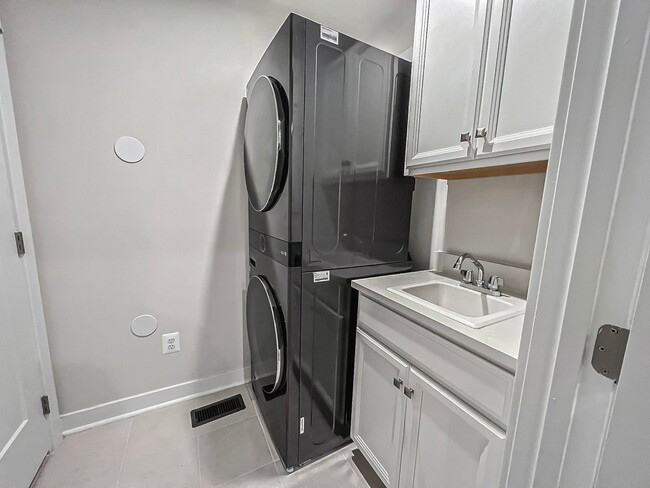 Building Photo - Luxury 3 Bedroom 2.5 Bathroom Brick Townho...
