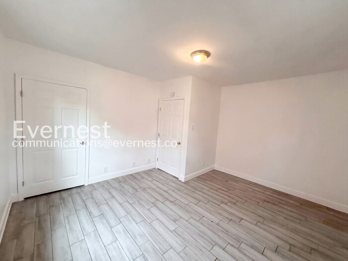 Building Photo - 1402 Avenue E