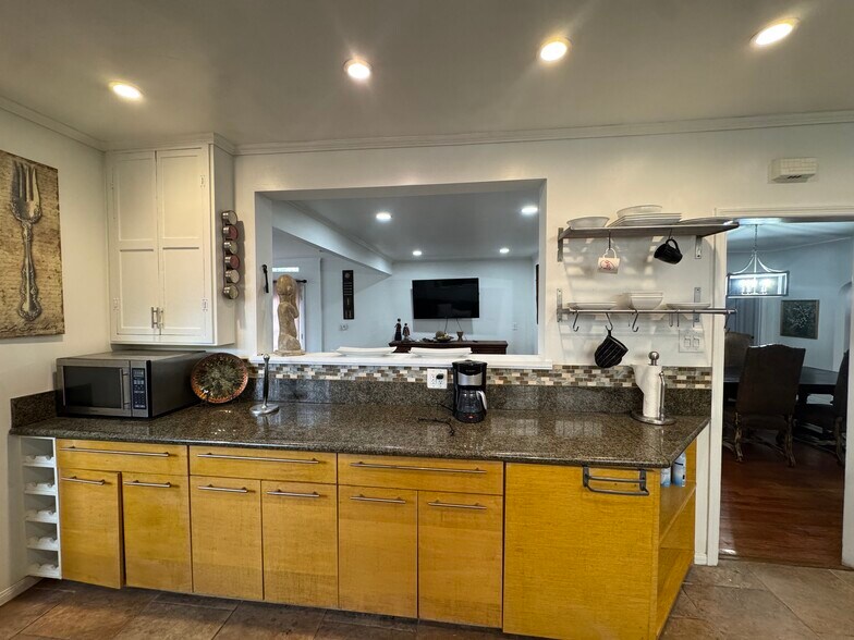 Building Photo - 1056 S Redondo Blvd