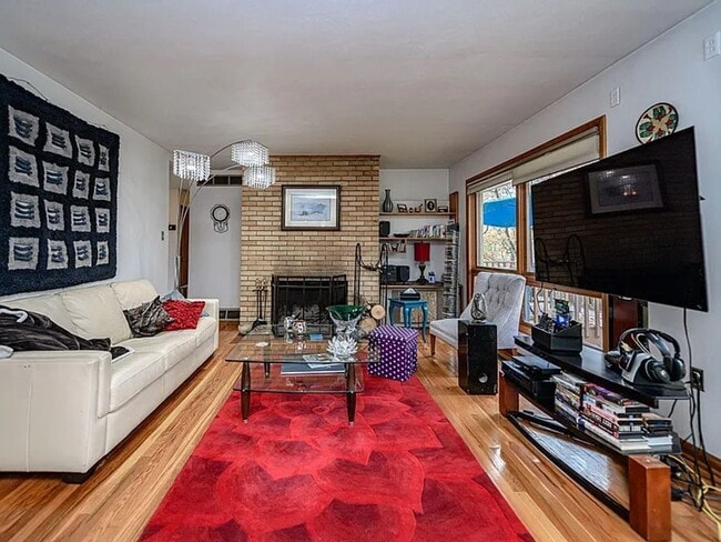 Building Photo - Marvelous 4 Bed 2.5 Bath House In Quarry H...