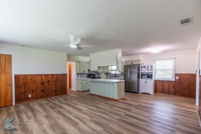Building Photo - 4 BED, 2 BATH, 2 CAR GARAGE!