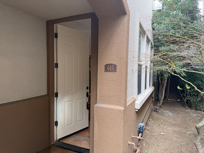 Building Photo - Los Altos Townhouse