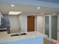 Building Photo - 13700 Marina Pointe Dr