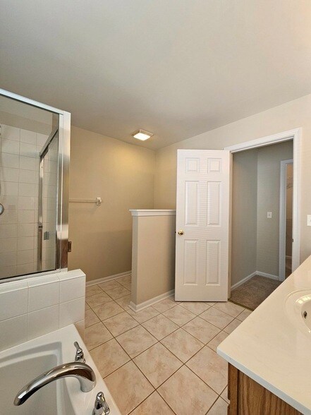 Building Photo - 420 Merry Oaks Rd
